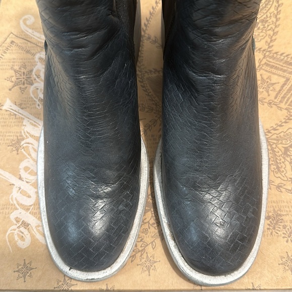 Essential Chelsea Boot - FP - Picture 4 of 5